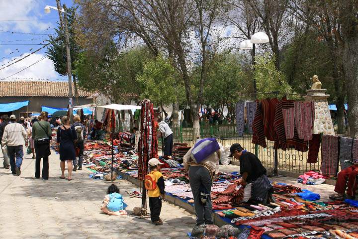 sa_bo_tarabuco_001.jpg - Der bekannte Straenmarkt in Tarabuco in der Nhe von Sucre