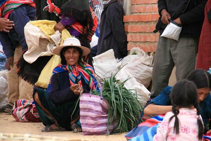 sa_bo_tarabuco_004.jpg - Freundlichkeit auf dem farbenfrohen Markt von Tarabuco