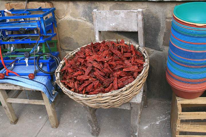 sa_bo_tarabuco_005.jpg - Zu kaufen gibt es auf dem Markt von Tarabuco so ziemlich alles