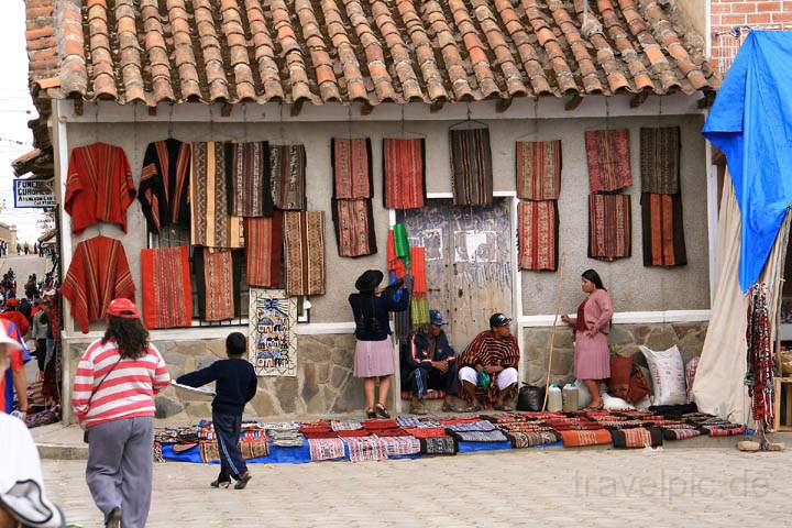 sa_bo_tarabuco_006.jpg - Die meisten Geschfte auf dem Markt in Tarabuco bieten Handwerkskunst an