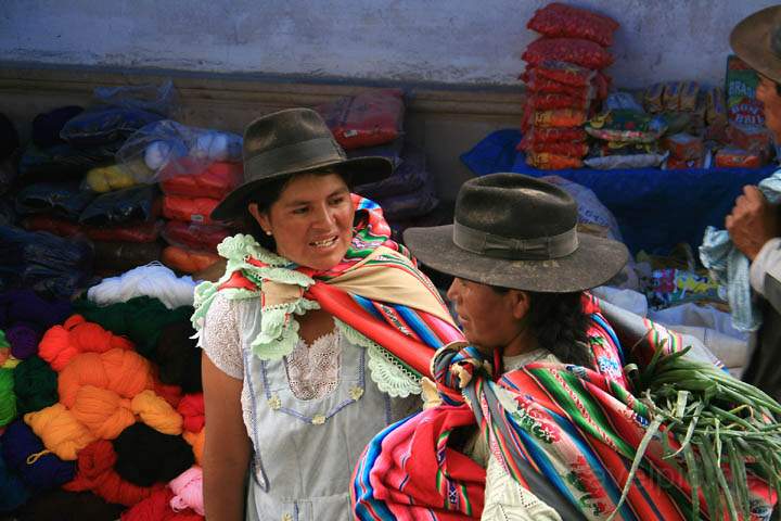 sa_bo_tarabuco_007.jpg - Auch Frauen tragen in Bolivien meist Hte