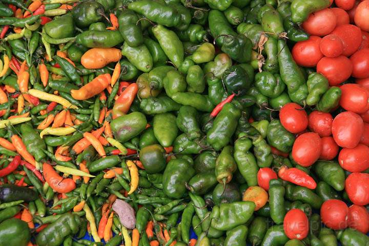 sa_bo_tarabuco_008.jpg - Ein butes Angebot von Obst und Gemse findet sich auf dem Markt in Tarabuco