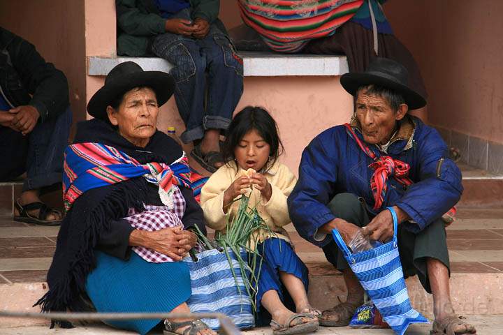 sa_bo_tarabuco_010.jpg - Der Sonntagsmarkt in Tarabuco ist auch oft eine Familienzusammenkunft