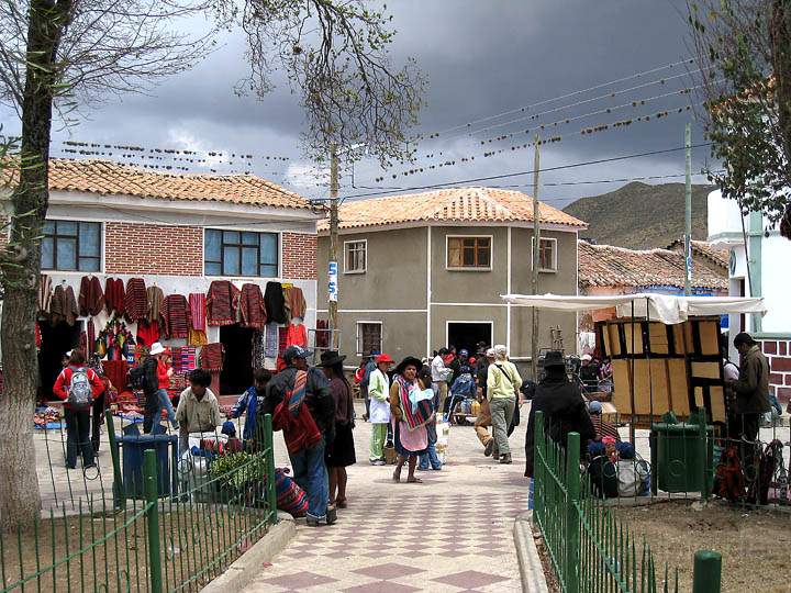 sa_bo_tarabuco_015.jpg - Am Plaza Major in Tarabuco ist auch das Zentrum des Sonntagsmarktes