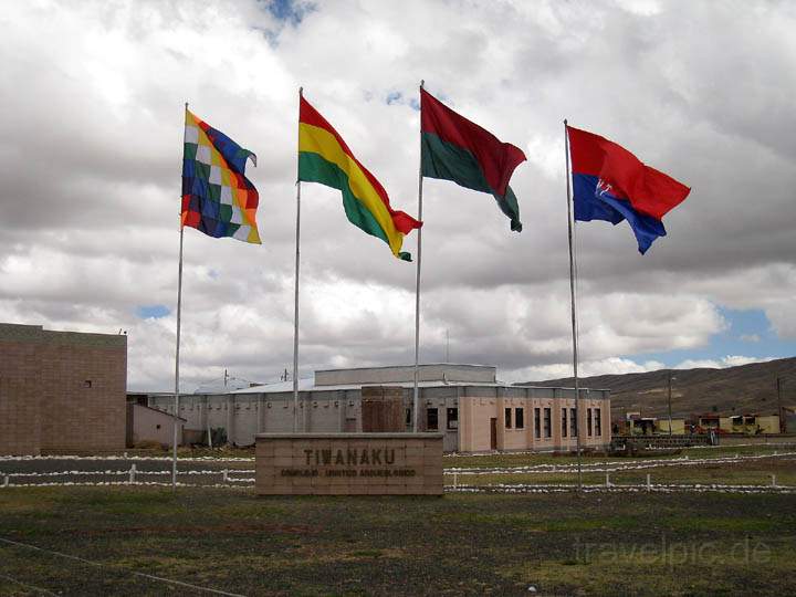 sa_bo_tiwanaku_001.jpg - Das Eingangstor zur Prinkasttte von Tiwanaku