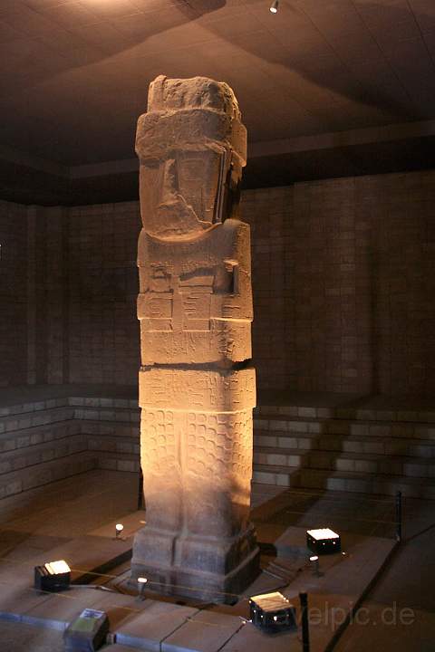 sa_bo_tiwanaku_002.jpg - Die mit ber 8m hchste Skulptur von Tiwanaku steht im angegliederten Museum