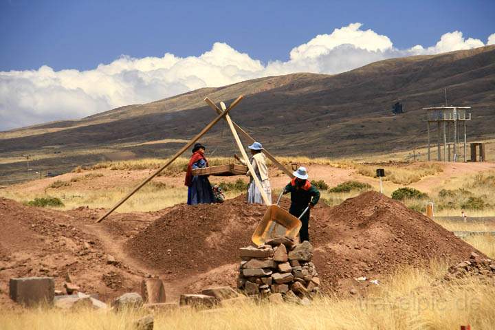 sa_bo_tiwanaku_005.jpg - Auch heute noch ist nur ein kleiner Teil der ehemaligen Anlage von Tiwanaku freigelegt