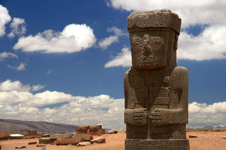 sa_bo_tiwanaku_007.jpg - Die Statue el Fraile auf dem Gelnde der UNESCO-Weltkulturerbesttte Tiwanaku