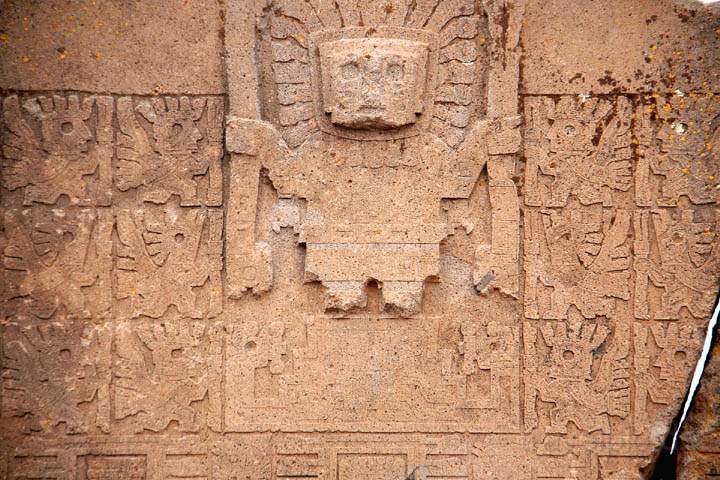 sa_bo_tiwanaku_009.jpg - Figuren auf dem Sonnentor von Tiwanaku