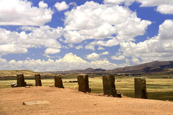 sa_bo_tiwanaku_014.jpg - Stelen am Rande der UNESCO Weltkulturerbe-Anlage von Tiwanaku