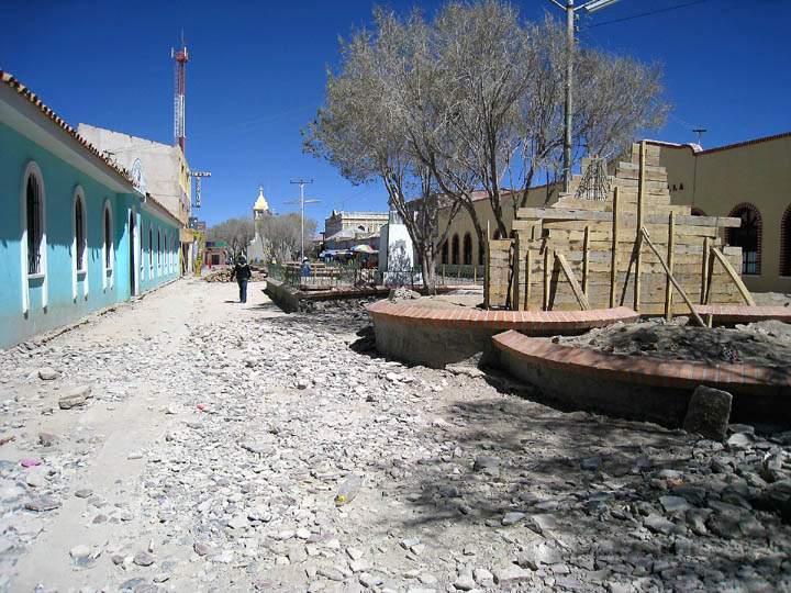 sa_bo_uyuni_001.jpg - Die Fugngerzone in Uyuni ist 2008 eine Baustelle