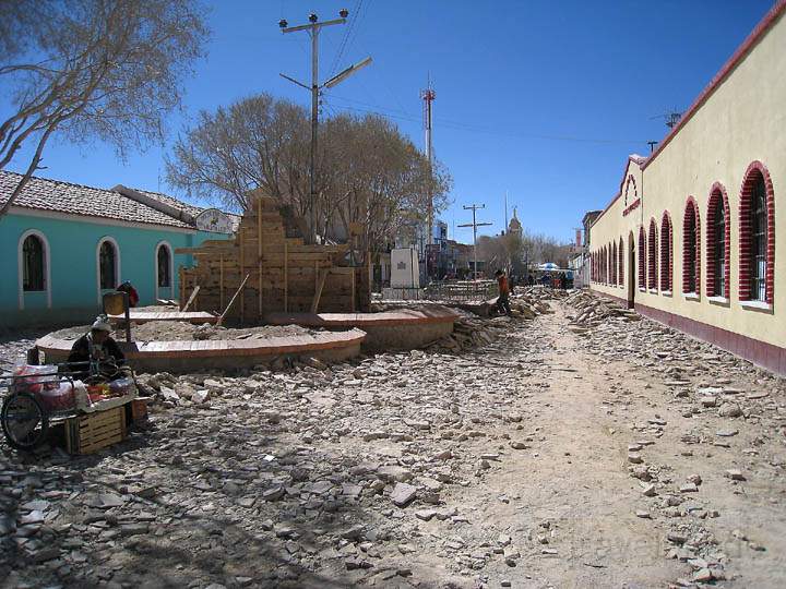 sa_bo_uyuni_005.jpg - Ein im Bau befindlicher Teil der Fugngerzone von Uyuni