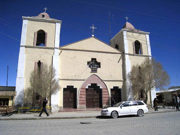 sa_bo_uyuni_006.jpg - Die rtliche Kirche der ca. 8.000 Einwohner zhlenden Stadt Uyuni