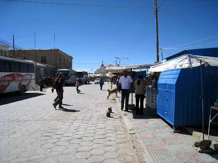 sa_bo_uyuni_007.jpg - Hinter dem Markt befinden sich die Busabfahrtstellen in Uyuni