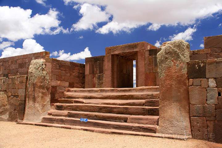 sa_bo_tiwanaku_010.jpg - Das Eingangstor der Runinenanlage von Tiwanaku in Bolivien