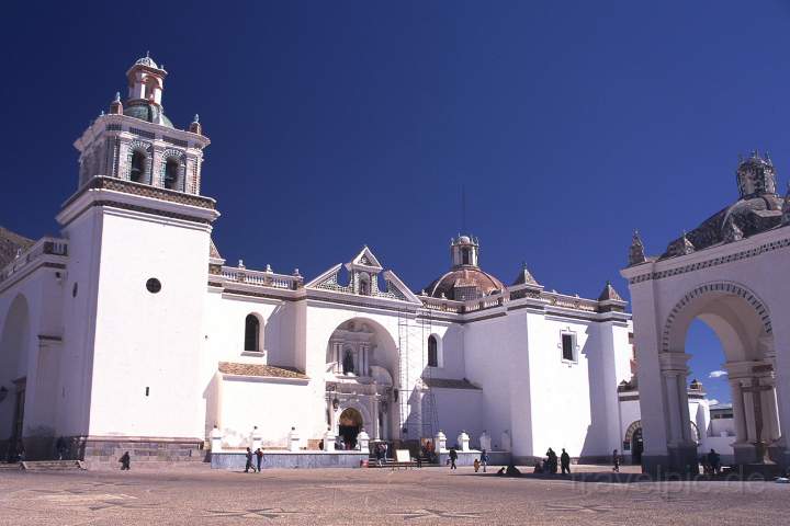 sa_bolivien_001.JPG - Die mchtige Basilica von Capacabana am Titikakasee, Bolivien