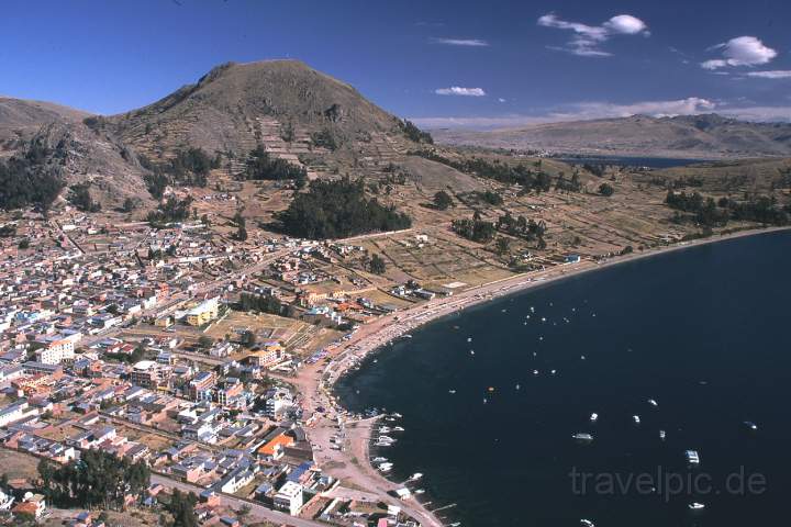 sa_bolivien_002.JPG - Blick auf Copacabana und den Titikakase vom  Aussichtspunkt am Cerro Calvario, Bolivien