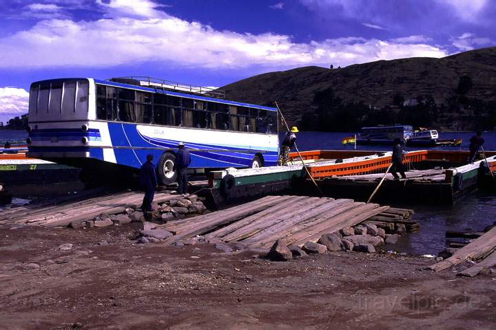 sa_bolivien_005.JPG - Busse werden ber motorisierte Floe ber die Seeenge des Titicacasees bergesetzt, Bolivien