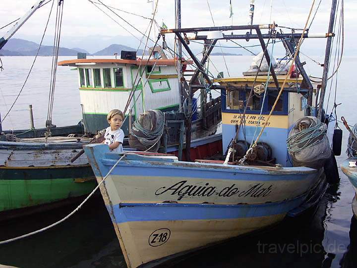 sa_br_angra_001.JPG - Kleiner Bootsfhrer im Hafen von Parati in Brasilien