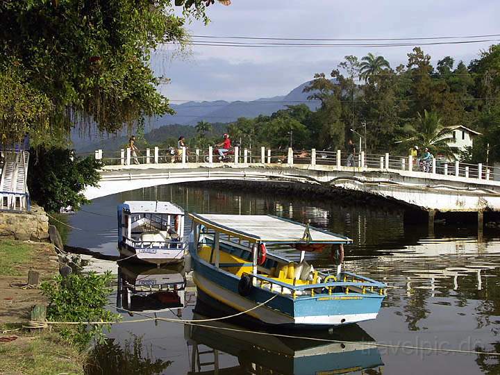 sa_br_angra_002.JPG - Die alte Brcke verbindet die zwei Dorfteile von Parati