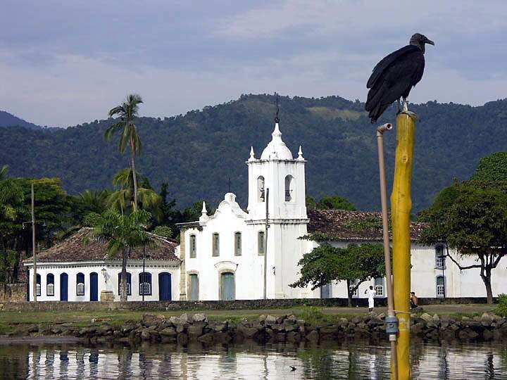 sa_br_angra_003.JPG - Eine der Kirchen im kolonial beschaulichen Ort Parati