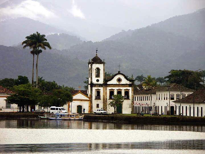 sa_br_angra_011.JPG - Blick von der Hafeneinfahrt auf Parati im Regen