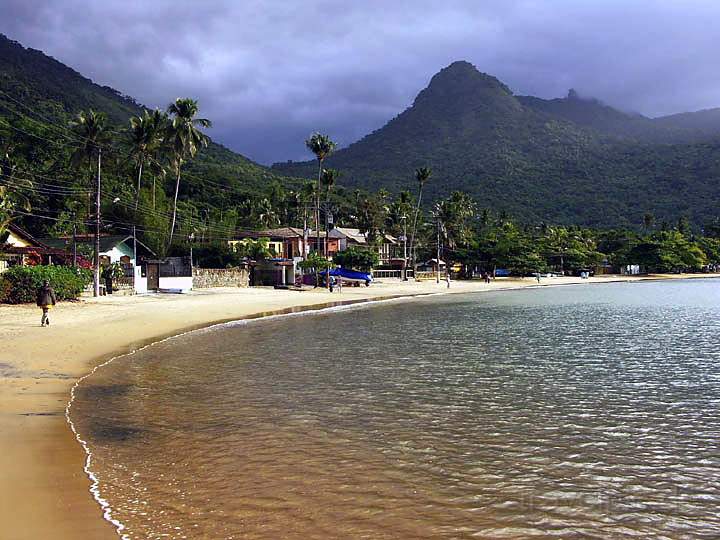 sa_br_angra_022.JPG - Strand entlang des Hauptorts Vila do Abrao der Ilha Grande