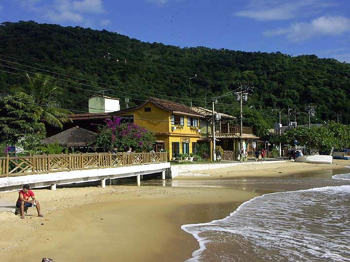 sa_br_angra_025.JPG - Huser entland der Strandpromenade von Vila do Abrao