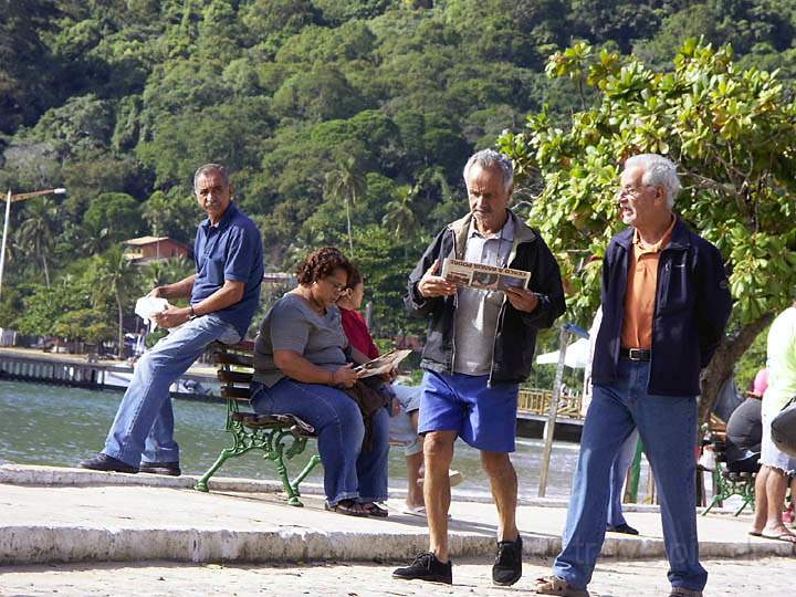 sa_br_angra_026.JPG - Geschftiges Treiben herrscht auf der Ilha Grande immer wenn eine Fhre ankommt