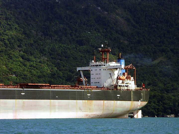 sa_br_angra_028.JPG - Ein Tanker auf der Fhrfahrt zwischen der Ilha Grande und Mangaritiba auf dem Festland