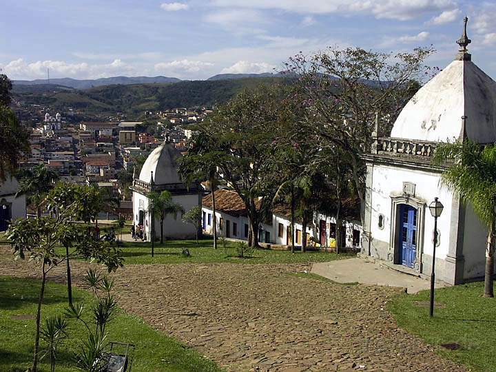 sa_br_congonhas_004.JPG - kleine Kapellen vor der Basilika in Congonhas mit Scenen des Kreuzwegs