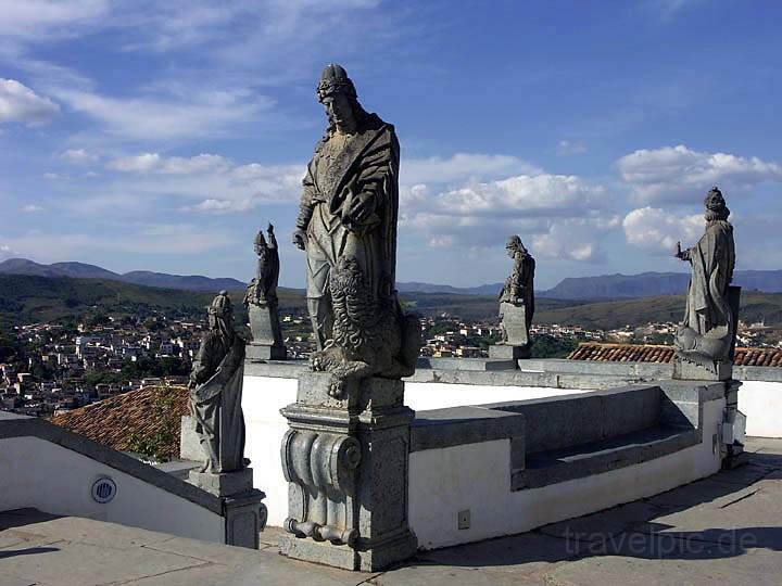 sa_br_congonhas_007.JPG - Blick auf die Firguren (Aleijadinho zugeschrieben) und ber die Stadt Congonhas