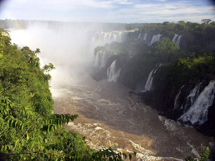 sa_br_iguacu_003.jpg - Die oberen Wasserflle in Iguacu mit dem Teufelsschlund in der Gischt