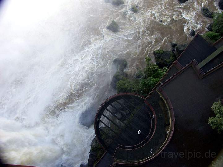 sa_br_iguacu_008.jpg - Einer der vielen atemberaubenden Aussichtspunkte am Iguacu-Wasserfall