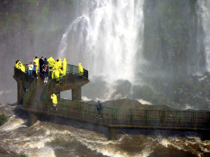 sa_br_iguacu_010.jpg - Einer der spektakulrsten Aussichtspunkte inmitten des Wasserfalls