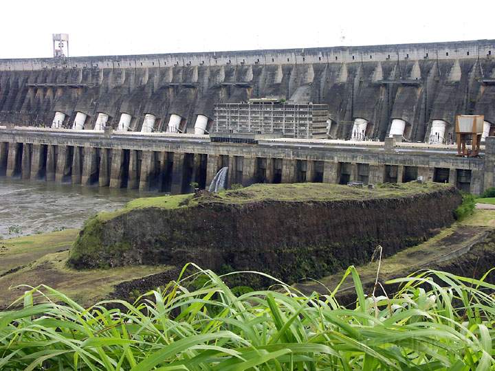 sa_br_iguacu_020.jpg - Die 12 Turbinen des Itaipu-Staudamms an der Grenze zwischen Brasilien und Paraguay