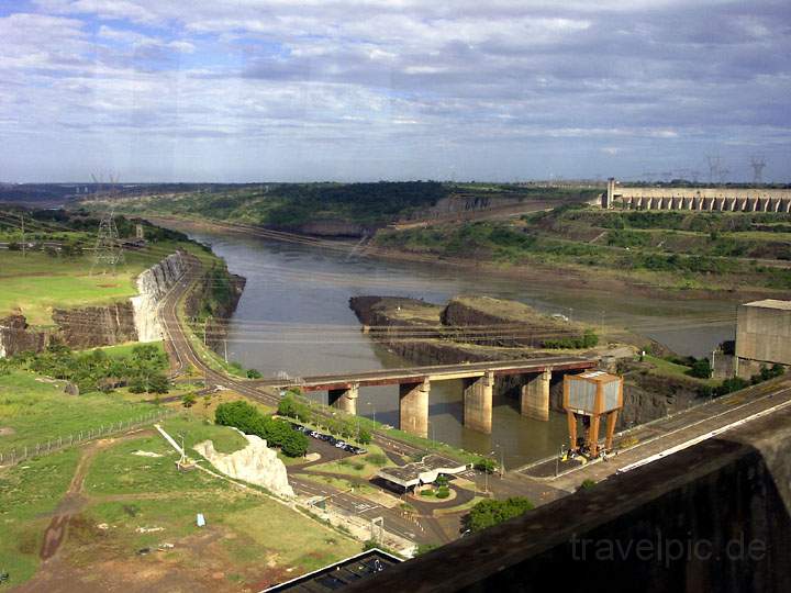 sa_br_iguacu_023.jpg - Der Abflu des Itaipu-Staudamms, dem grten Wasserkraftwerks der Welt