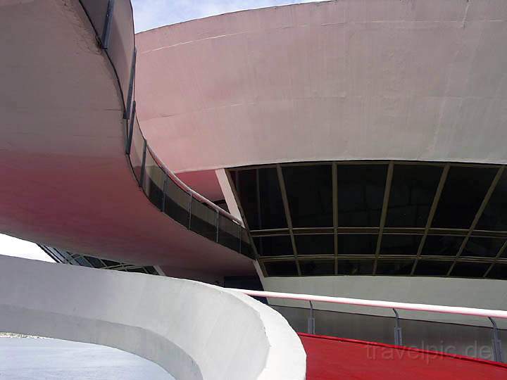 sa_br_niteroi_005.JPG - Extravagante Architektur des Museum fr zeitgenssische Kunst von Oscar Niemeyer