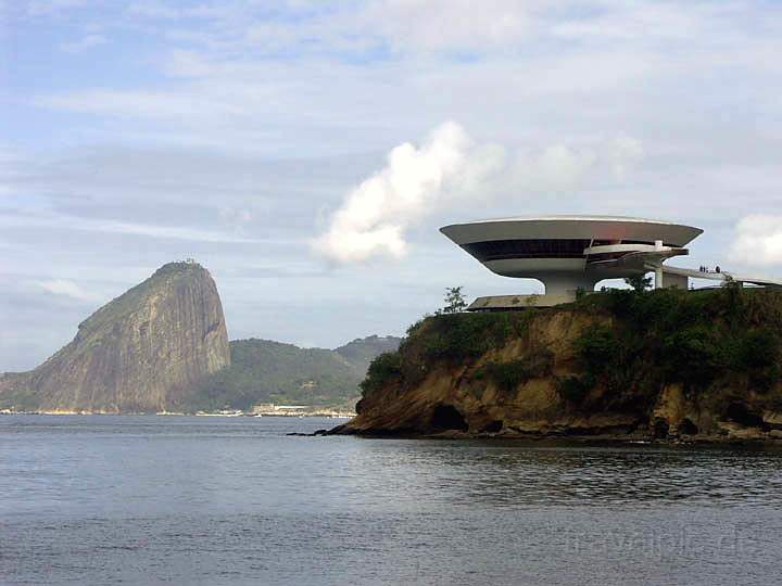 sa_br_niteroi_006.JPG - Die 'fliegende Untertasse' von Nitreoi und im Hintergrund der Zuckerhut