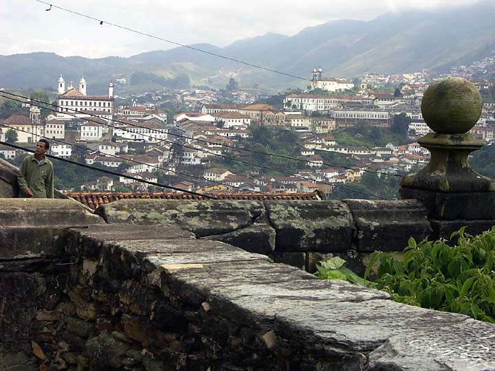 sa_br_ouro_preto_003.JPG - Blick vom Vorplatz der Kirche Santa Efigenia auf die Stadt