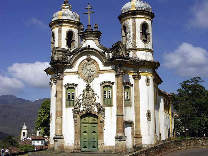 sa_br_ouro_preto_010.JPG - Das Prunkstck der Stadt: Igreja de Sao Francisco de Assis