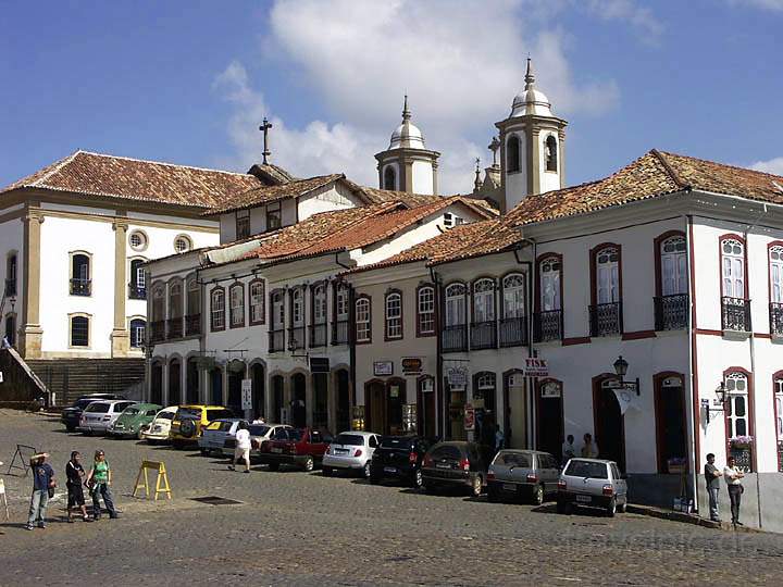 sa_br_ouro_preto_013.JPG - Der Placa Tiradentes mit Blick auf Igreja de N. Sra. do Carmo