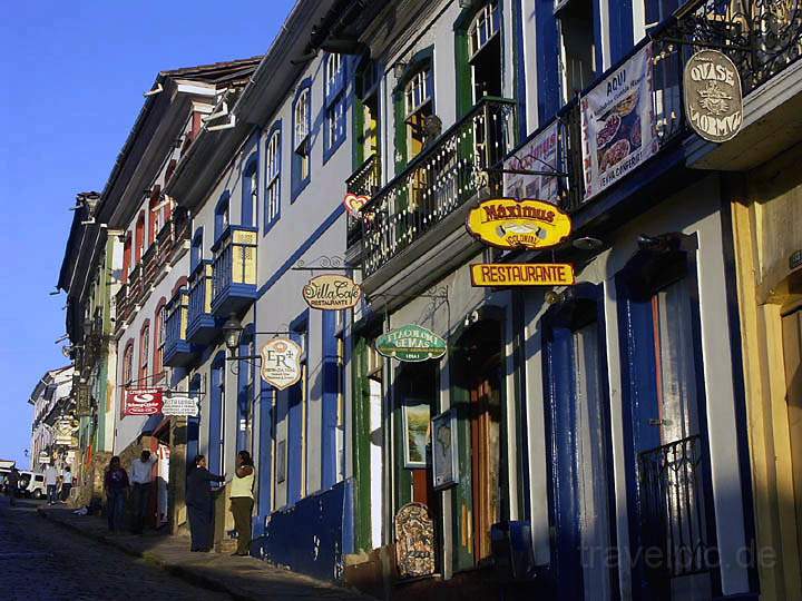 sa_br_ouro_preto_017.JPG - Eine der Hauptstraen ld mit Restaurants und Lden zum Verweilen ein.