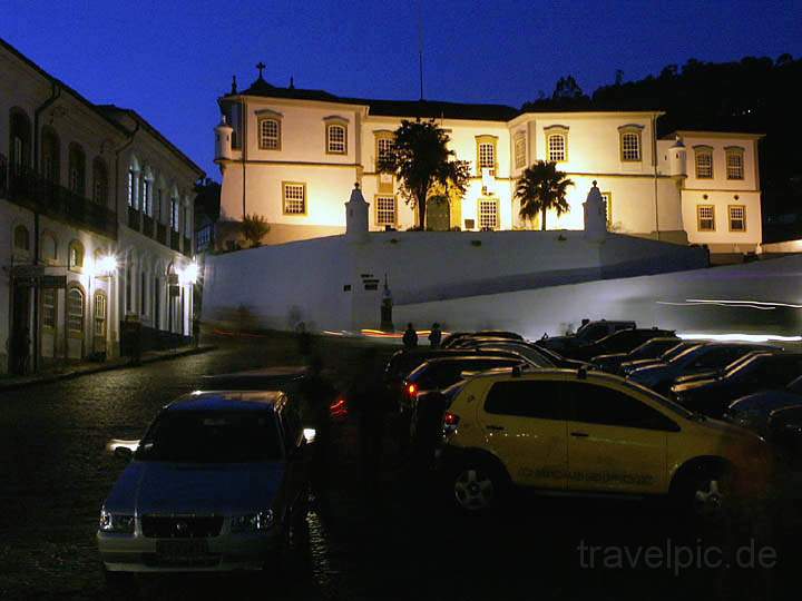 sa_br_ouro_preto_020.JPG - Abendstimmung mit Blick auf das Museu de Ciencia e Tecnica (groe Edelstein- und Kristallsammlung)