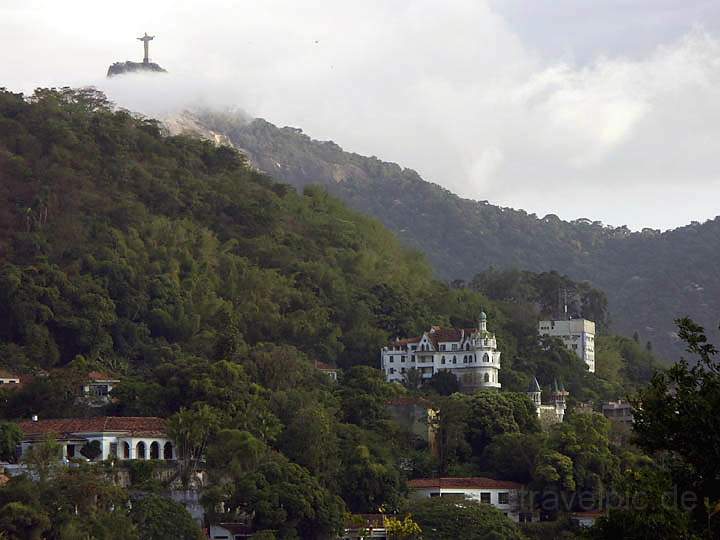 sa_br_rio_007.JPG - Blick auf die Christus-Statue und Huser in im Stadtteil Santa Teresa von Rio de Janeiro