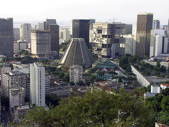 sa_br_rio_009.JPG - Das Zentrum von Rio de Janeiro mit der konisch gebauten Catedral Metropolitana