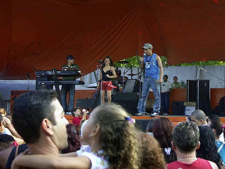 sa_br_rio_012.JPG - Eine Musikbhne mit Feststimmung rund um die Uhr im Sambodromo von Rio