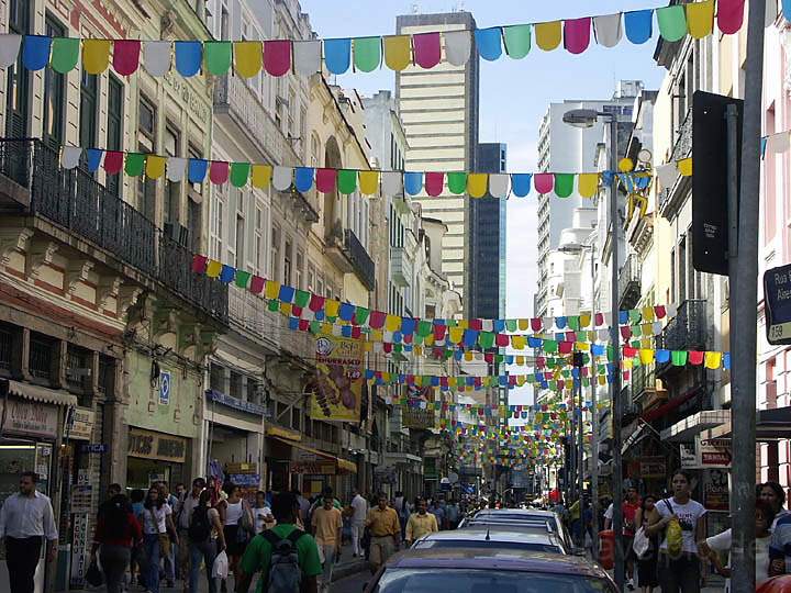 sa_br_rio_025.JPG - Festlich geschmckte Strae in Rio de Janeiro, Brasilien