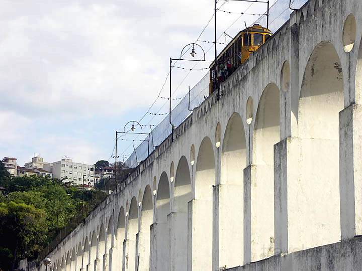 sa_br_rio_033.JPG - Das Aqudukt Arcos da Lapa in Rio de Janeiro dient der Straenbahn als Brcke