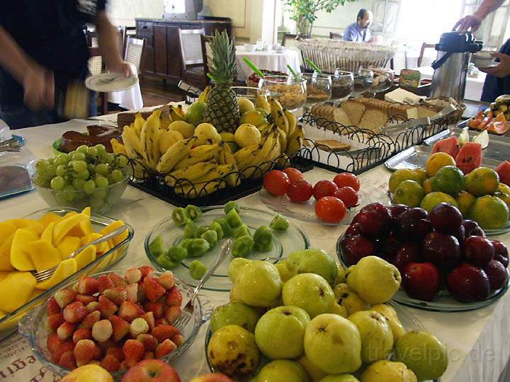 sa_br_rio_035.JPG - Das Frhstcksbuffet in einem Hotel von Rio de Janeiro hat einen hohen Obstanteil